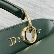 小号现货‼️ Dior2026最新蝴蝶结手提包,把“蝴蝶结”焊在系列里.蝴蝶结也不再是小女生的甜腻感,新设计的轮廓与造型 小号现货‼️ Dior2026最新蝴蝶结手提包,把“蝴蝶结”焊在系列里.蝴蝶结也不再是小女生的甜腻感,新设计的轮廓与造型