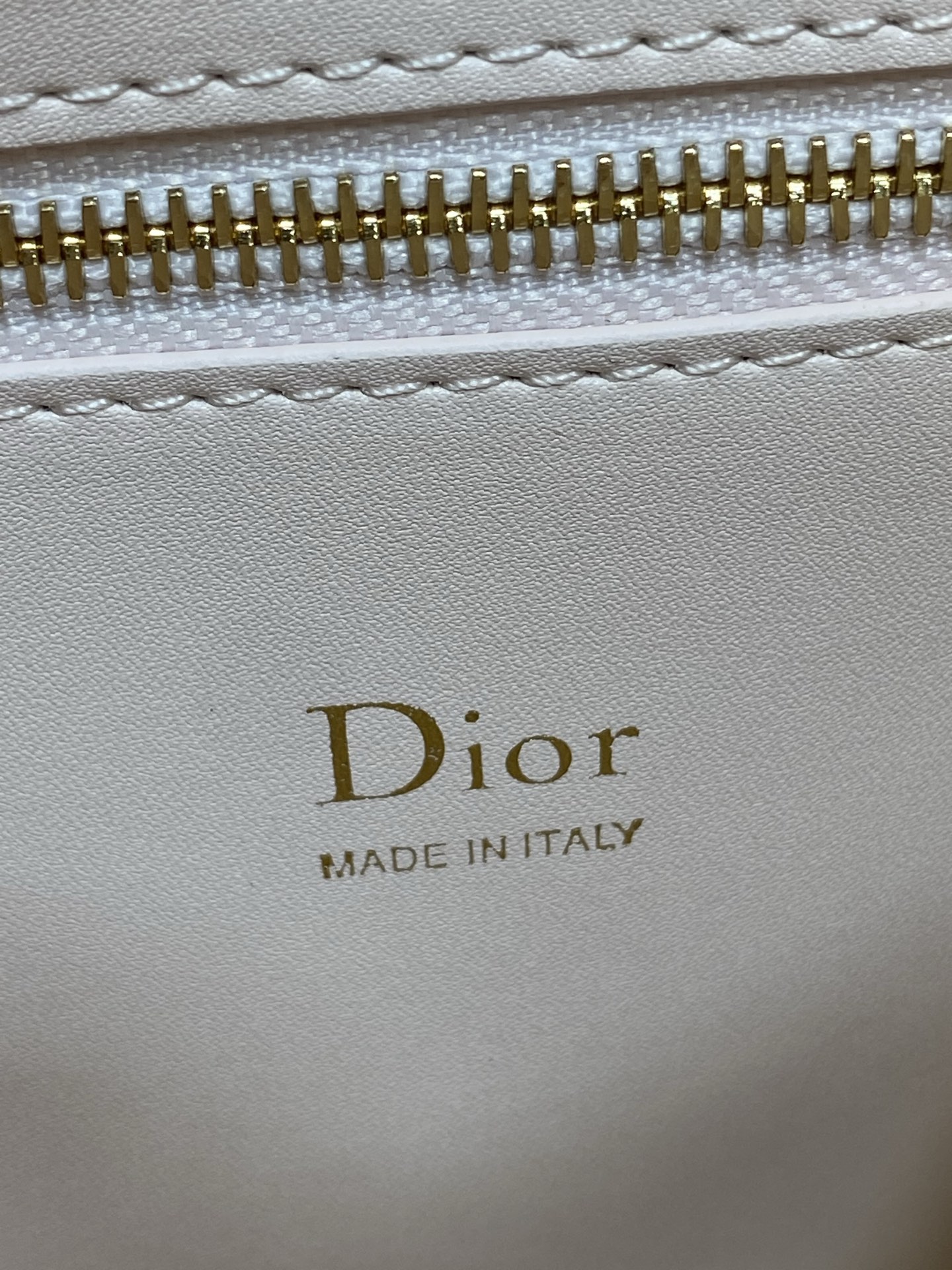 小号现货‼️ Dior2026最新蝴蝶结手提包，把“蝴蝶结”焊在系列里.蝴蝶结也不再是小女生的甜腻感，新设计的轮廓与造型