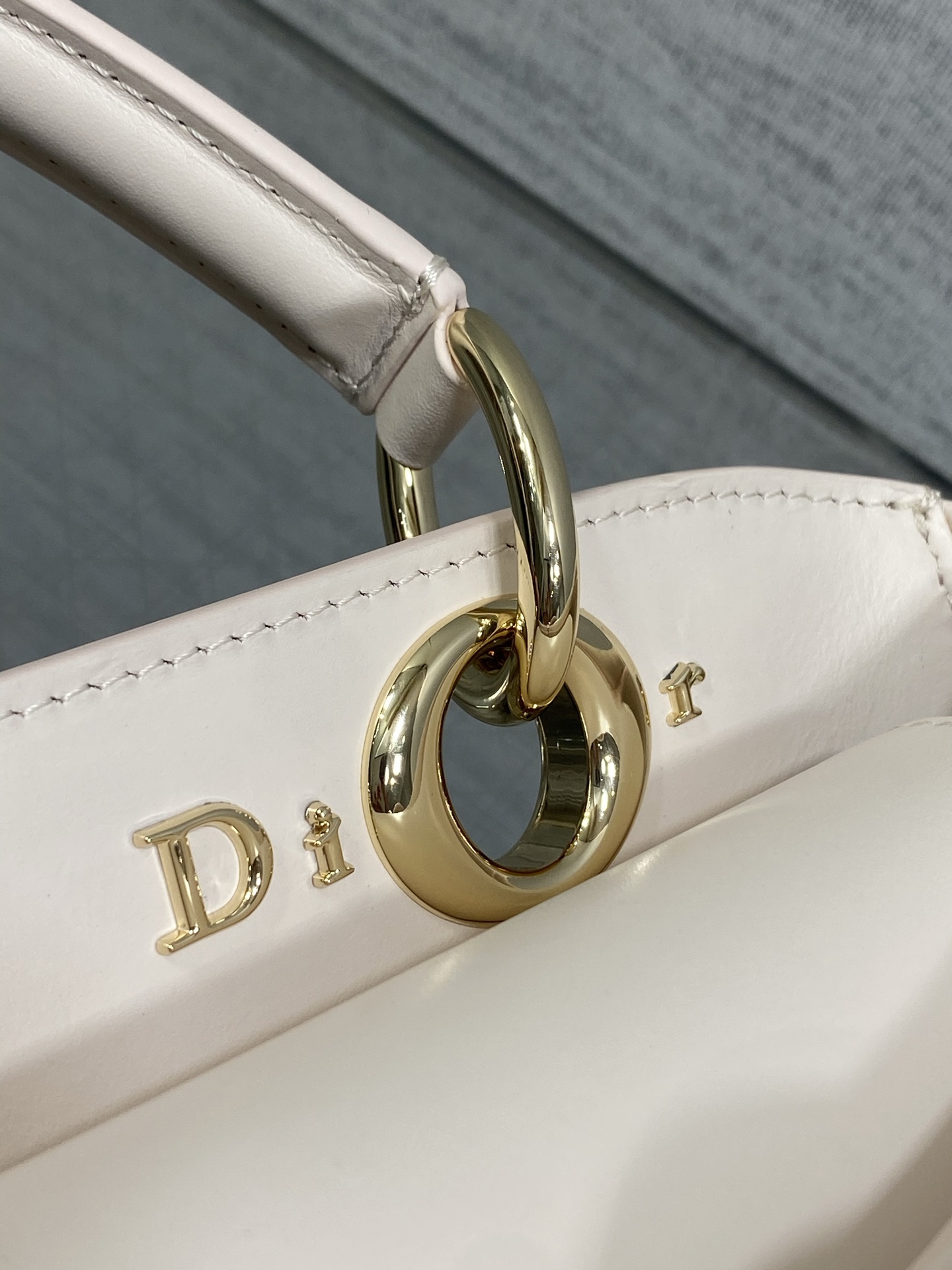 小号现货‼️ Dior2026最新蝴蝶结手提包，把“蝴蝶结”焊在系列里.蝴蝶结也不再是小女生的甜腻感，新设计的轮廓与造型