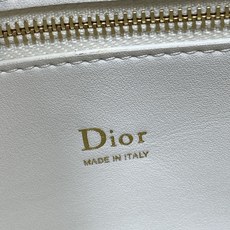 小号现货‼️ 芭蕾粉拼白色 Dior2026最新蝴蝶结手提包,把“蝴蝶结”焊在系列里.蝴蝶结也不再是小女生的甜腻感,新设 小号现货‼️ 芭蕾粉拼白色 Dior2026最新蝴蝶结手提包,把“蝴蝶结”焊在系列里.蝴蝶结也不再是小女生的甜腻感,新设