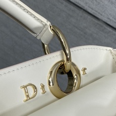 小号现货‼️ 芭蕾粉拼白色 Dior2026最新蝴蝶结手提包,把“蝴蝶结”焊在系列里.蝴蝶结也不再是小女生的甜腻感,新设 小号现货‼️ 芭蕾粉拼白色 Dior2026最新蝴蝶结手提包,把“蝴蝶结”焊在系列里.蝴蝶结也不再是小女生的甜腻感,新设