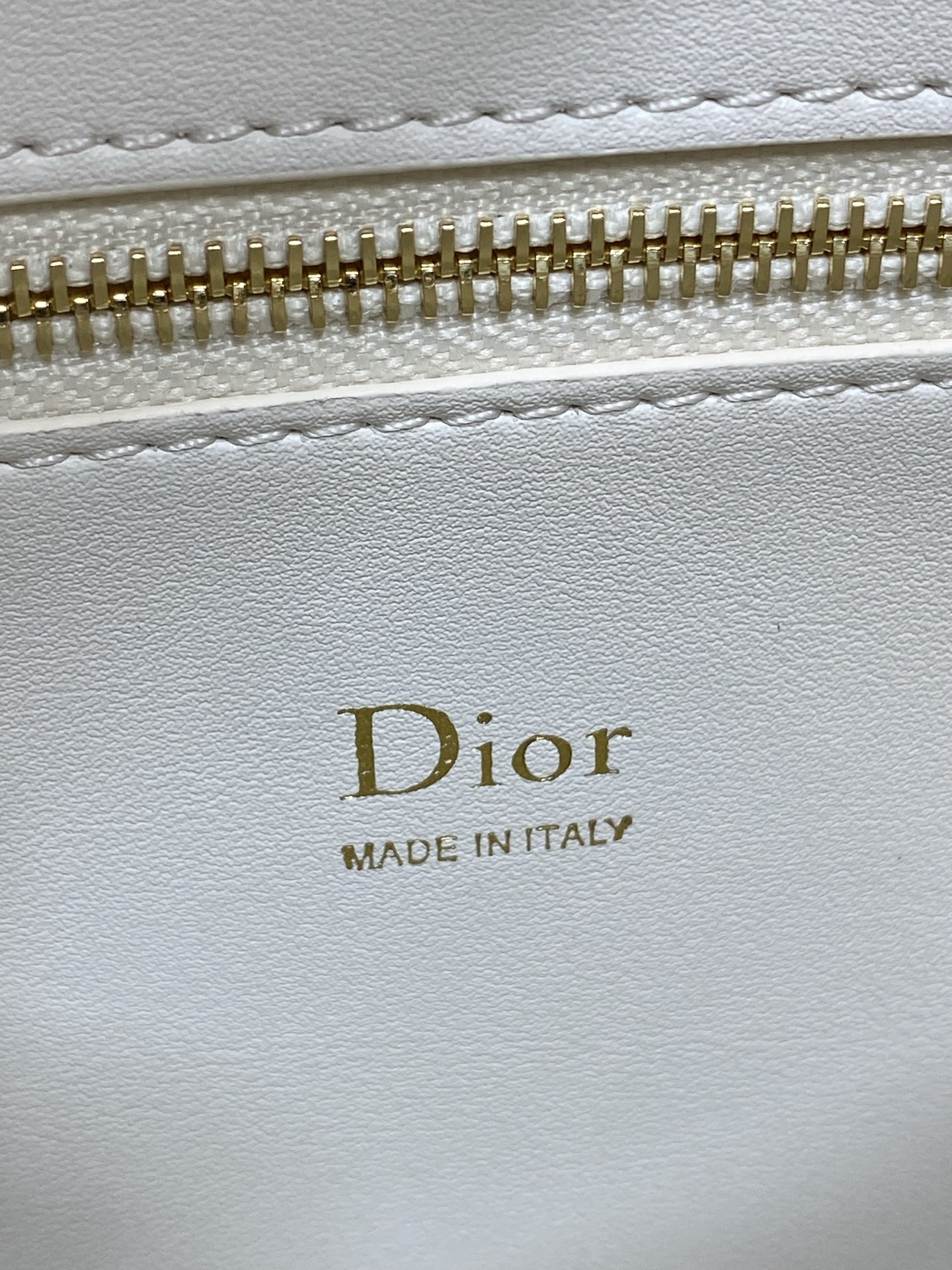 小号现货‼️ 黑拼白Dior2026最新蝴蝶结手提包，把“蝴蝶结”焊在系列里.蝴蝶结也不再是小女生的甜腻感，新设计的轮廓