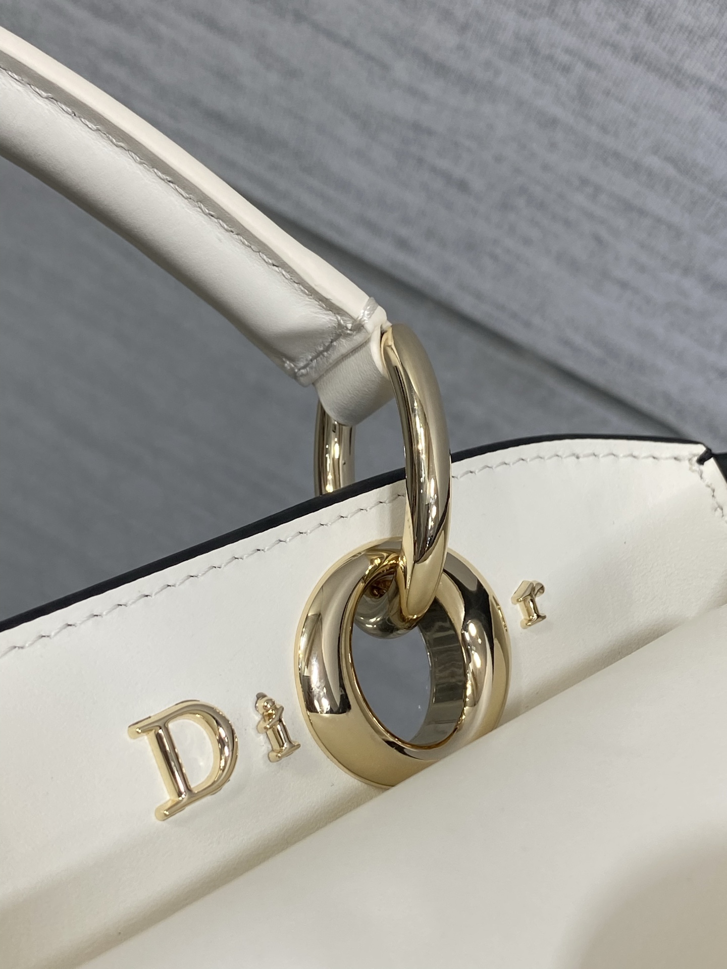 小号现货‼️ 黑拼白Dior2026最新蝴蝶结手提包，把“蝴蝶结”焊在系列里.蝴蝶结也不再是小女生的甜腻感，新设计的轮廓