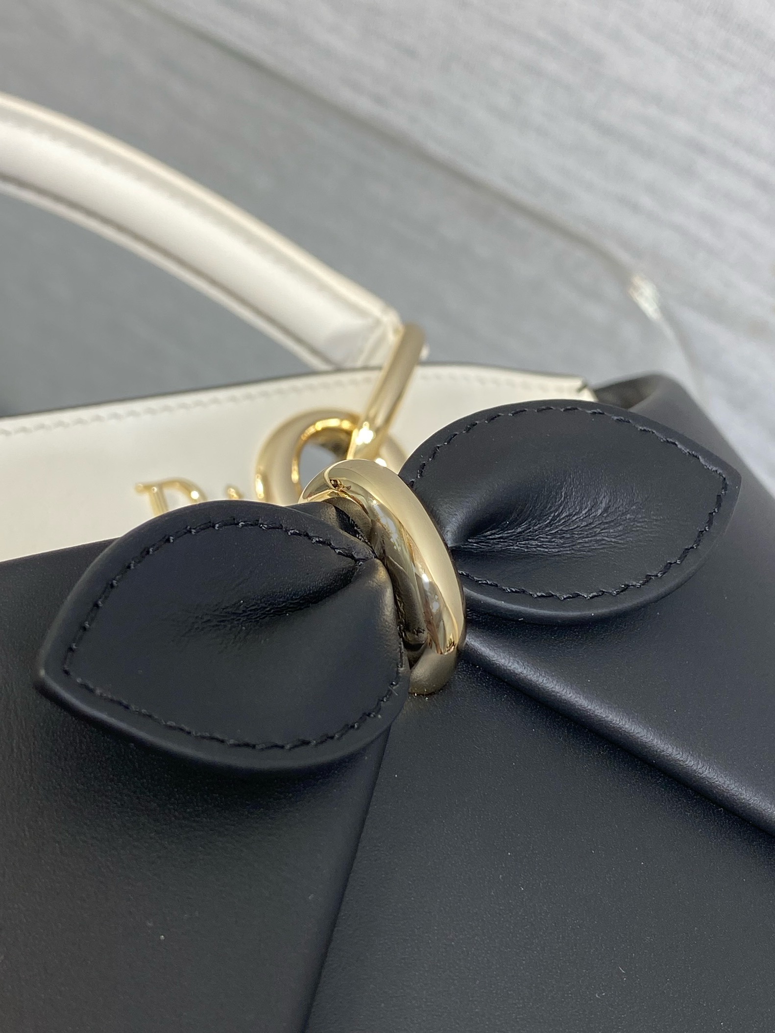 小号现货‼️ 黑拼白Dior2026最新蝴蝶结手提包，把“蝴蝶结”焊在系列里.蝴蝶结也不再是小女生的甜腻感，新设计的轮廓