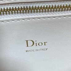 小号现货‼️ 焦糖色拼芭蕾粉Dior2026最新蝴蝶结手提包,把“蝴蝶结”焊在系列里.蝴蝶结也不再是小女生的甜腻感,新设 小号现货‼️ 焦糖色拼芭蕾粉Dior2026最新蝴蝶结手提包,把“蝴蝶结”焊在系列里.蝴蝶结也不再是小女生的甜腻感,新设