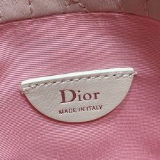 现货‼️ Dior Adiorable最新款菱格纹福袋,采用柔软皮革+经典菱格纹缝线,搭配蝴蝶结和金属吊饰,优雅精致✨。 现货‼️ Dior Adiorable最新款菱格纹福袋,采用柔软皮革+经典菱格纹缝线,搭配蝴蝶结和金属吊饰,优雅精致✨。