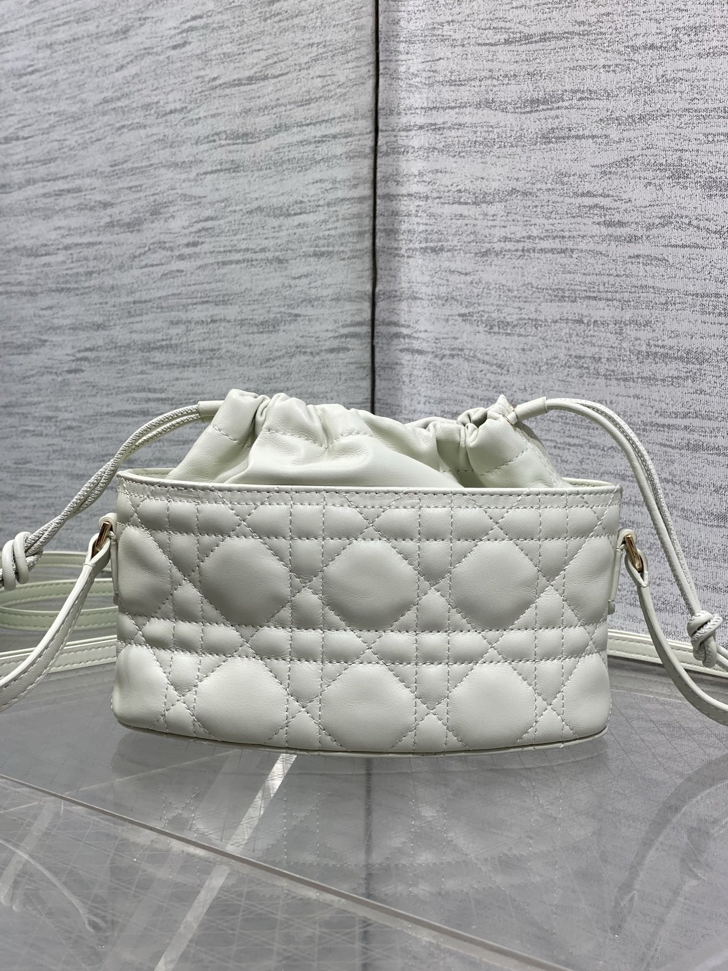 现货‼️ Dior Travel抽绳水桶包 软糯羊皮+菱格绗缝，温柔感直接拉满抽绳束口设计，小巧又能装 可调节斜挎肩带，