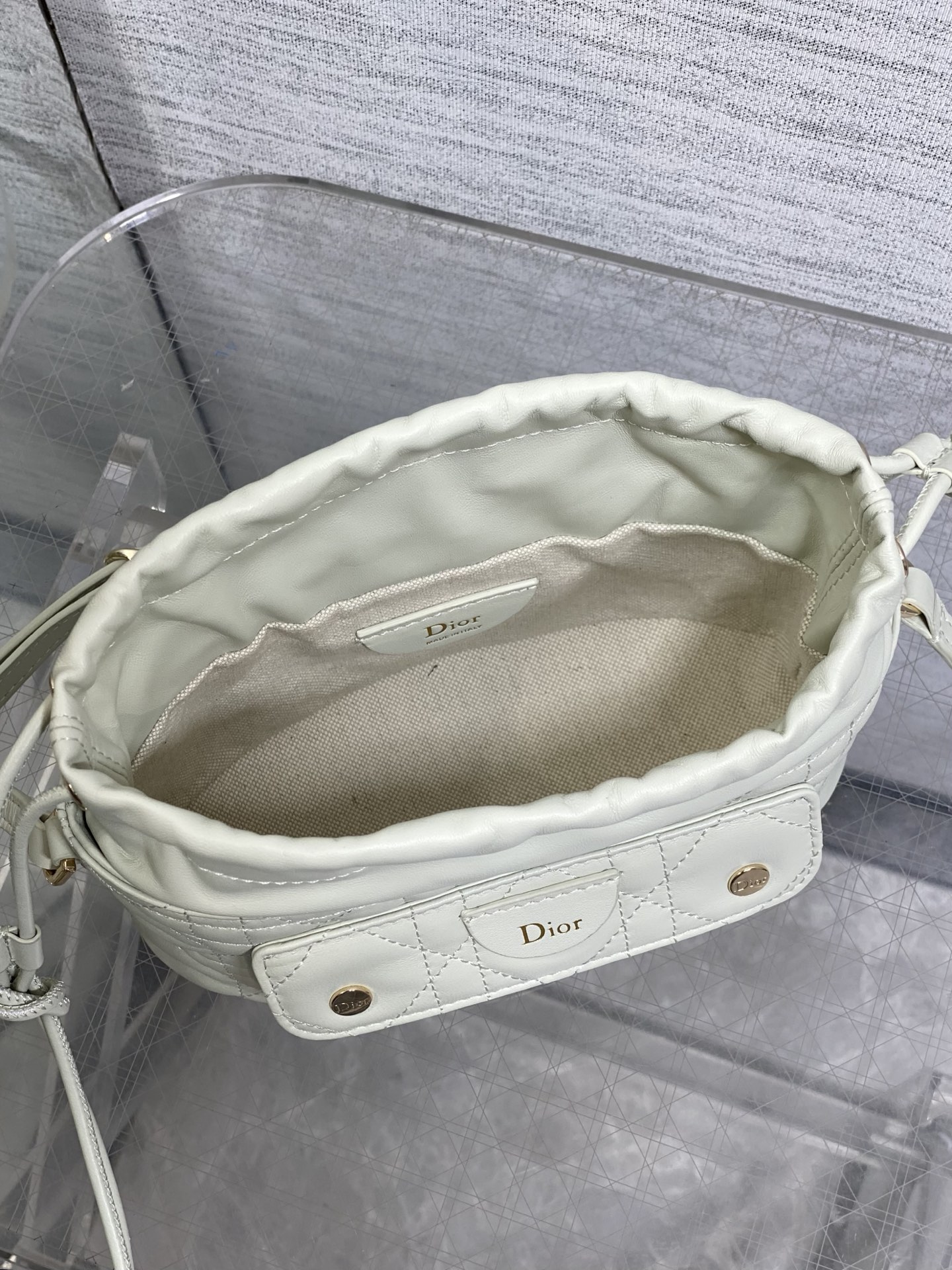 现货‼️ Dior Travel抽绳水桶包 软糯羊皮+菱格绗缝，温柔感直接拉满抽绳束口设计，小巧又能装 可调节斜挎肩带，