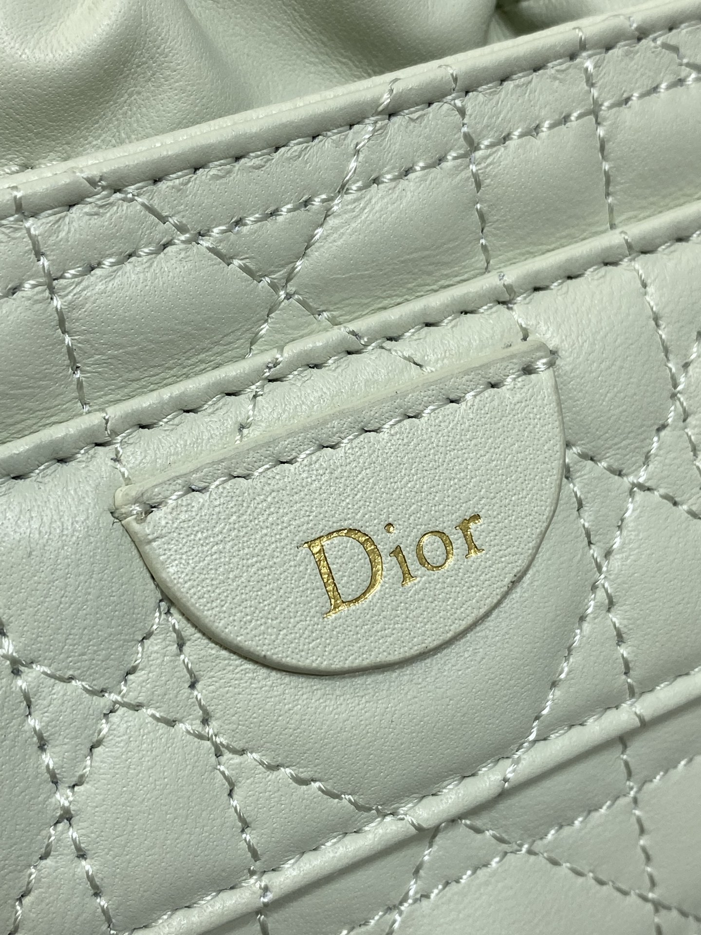 现货‼️ Dior Travel抽绳水桶包 软糯羊皮+菱格绗缝，温柔感直接拉满抽绳束口设计，小巧又能装 可调节斜挎肩带，