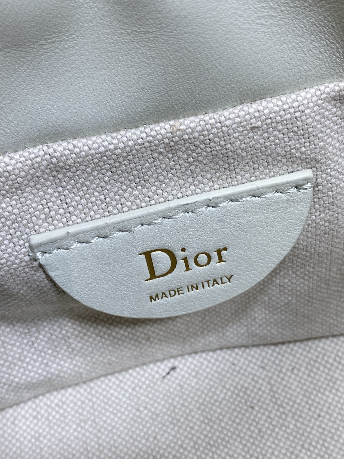 现货‼️ Dior Travel抽绳水桶包 软糯羊皮+菱格绗缝，温柔感直接拉满抽绳束口设计，小巧又能装 可调节斜挎肩带，