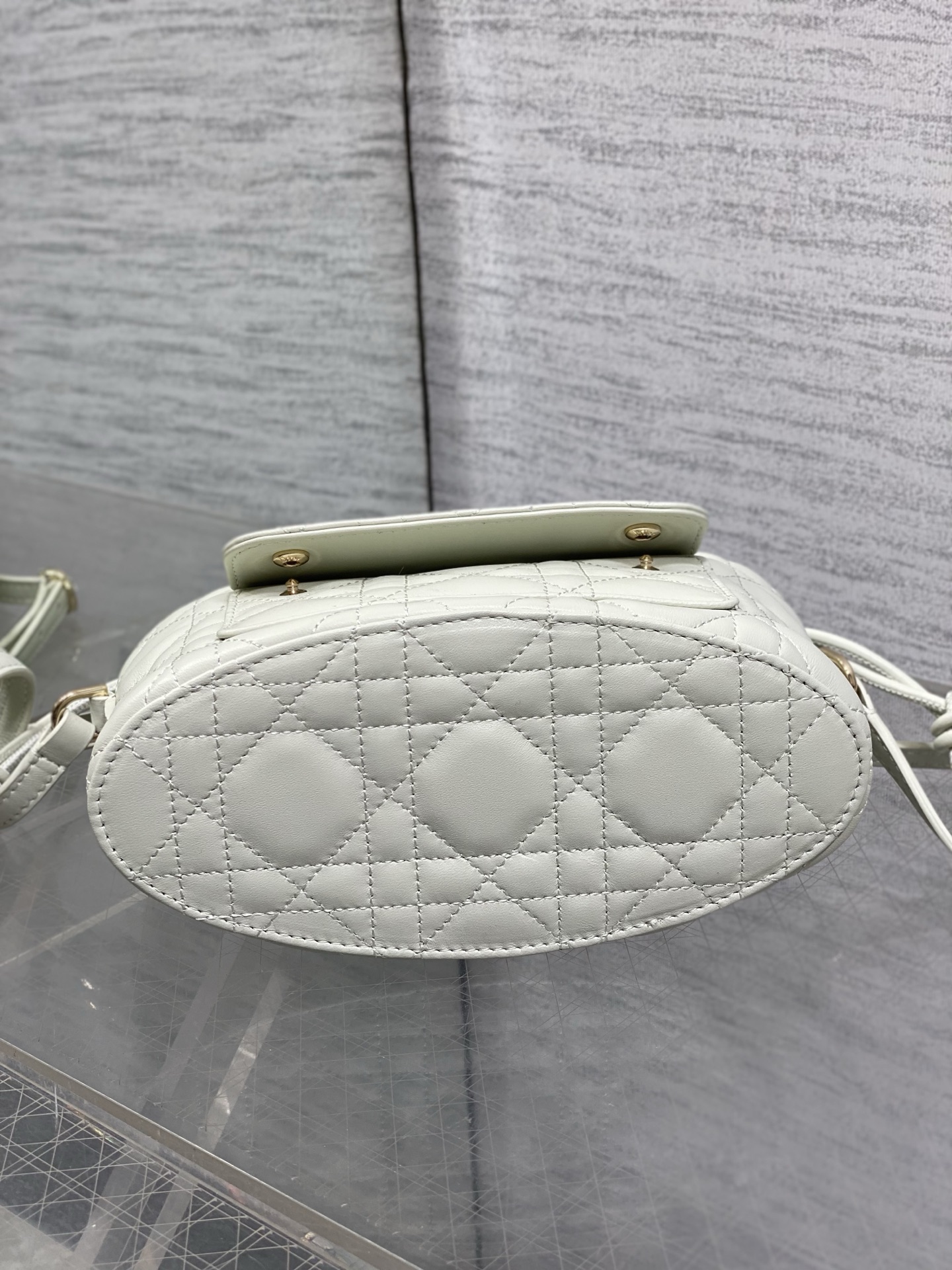 现货‼️ Dior Travel抽绳水桶包 软糯羊皮+菱格绗缝，温柔感直接拉满抽绳束口设计，小巧又能装 可调节斜挎肩带，