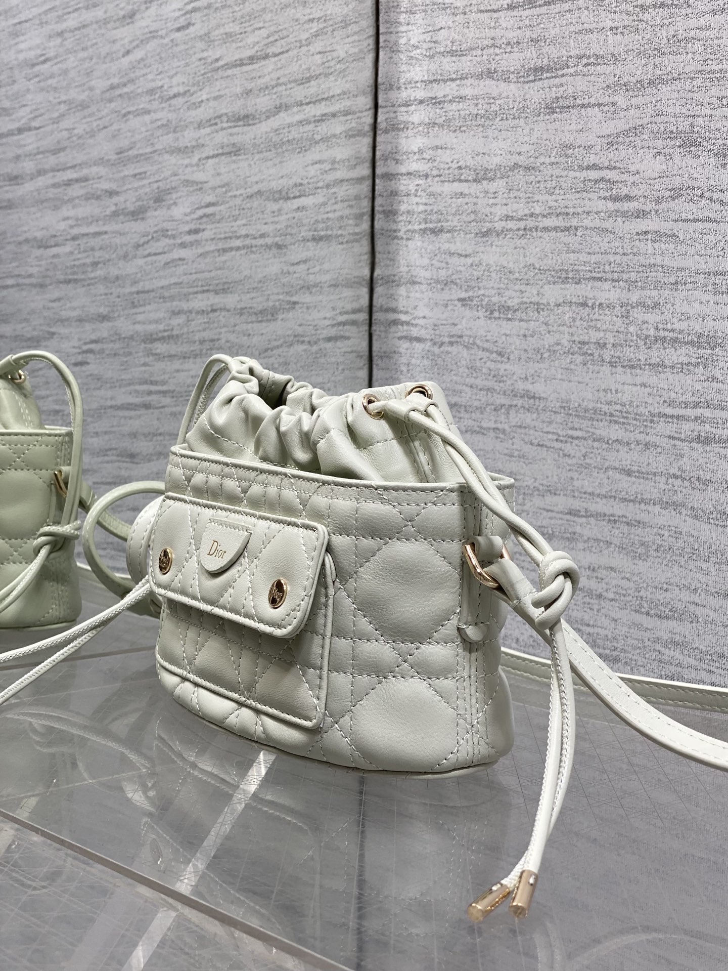 现货‼️ Dior Travel抽绳水桶包 软糯羊皮+菱格绗缝，温柔感直接拉满抽绳束口设计，小巧又能装 可调节斜挎肩带，