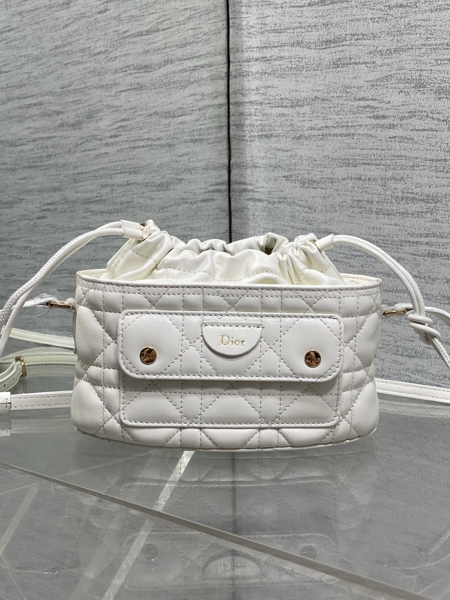 现货‼️ Dior Travel抽绳水桶包 软糯羊皮+菱格绗缝，温柔感直接拉满抽绳束口设计，小巧又能装 可调节斜挎肩带，