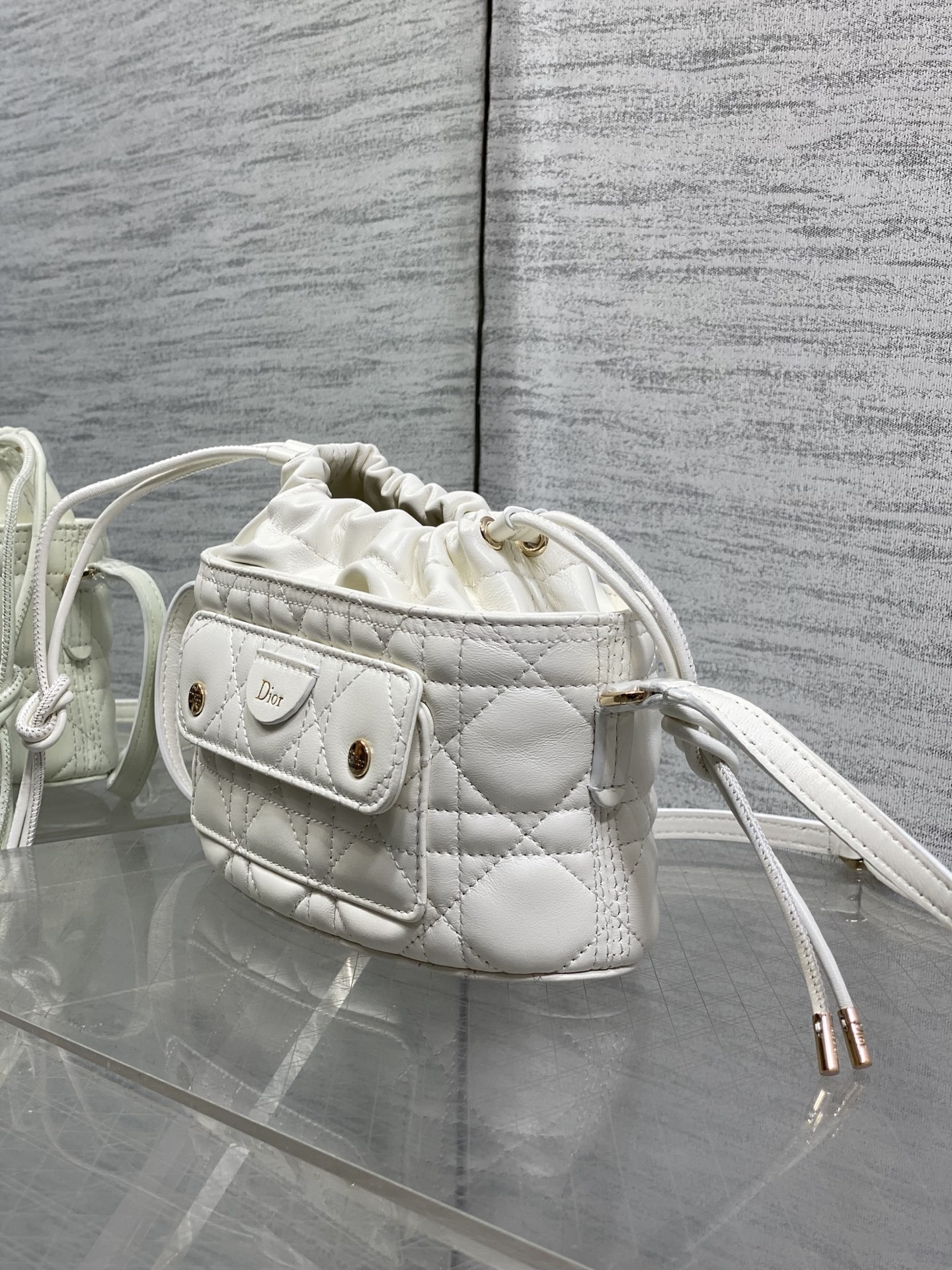 现货‼️ Dior Travel抽绳水桶包 软糯羊皮+菱格绗缝，温柔感直接拉满抽绳束口设计，小巧又能装 可调节斜挎肩带，