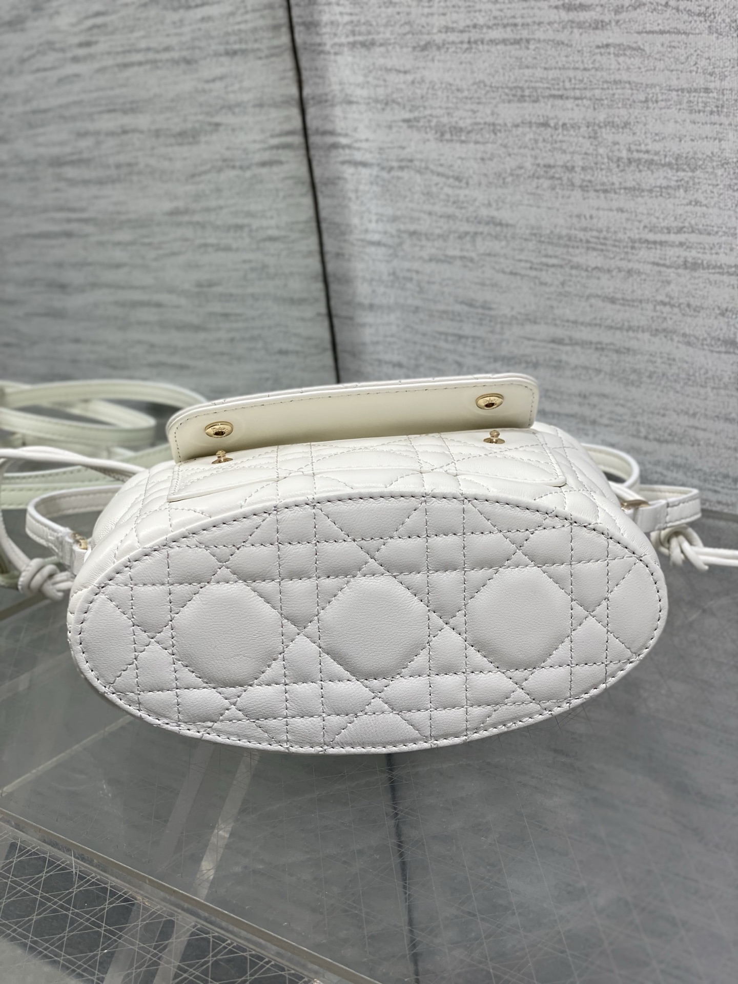 现货‼️ Dior Travel抽绳水桶包 软糯羊皮+菱格绗缝，温柔感直接拉满抽绳束口设计，小巧又能装 可调节斜挎肩带，