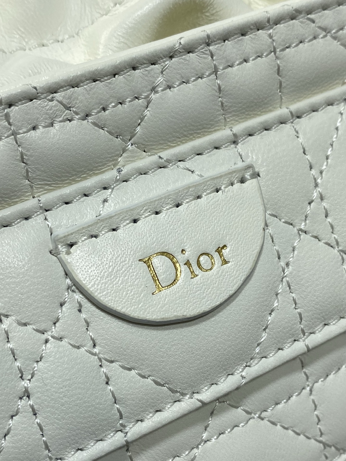 现货‼️ Dior Travel抽绳水桶包 软糯羊皮+菱格绗缝，温柔感直接拉满抽绳束口设计，小巧又能装 可调节斜挎肩带，