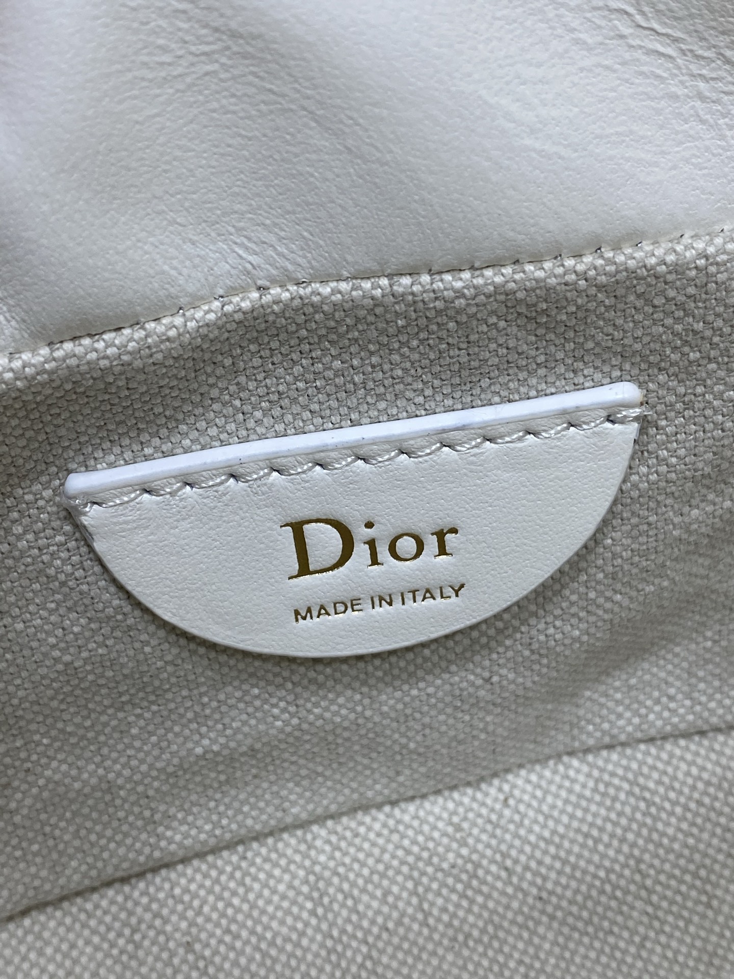 现货‼️ Dior Travel抽绳水桶包 软糯羊皮+菱格绗缝，温柔感直接拉满抽绳束口设计，小巧又能装 可调节斜挎肩带，