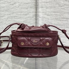 现货‼️ Dior Travel抽绳水桶包 软糯羊皮+菱格绗缝,温柔感直接拉满抽绳束口设计,小巧又能装 可调节斜挎肩带, 现货‼️ Dior Travel抽绳水桶包 软糯羊皮+菱格绗缝,温柔感直接拉满抽绳束口设计,小巧又能装 可调节斜挎肩带,