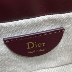 现货‼️ Dior Travel抽绳水桶包 软糯羊皮+菱格绗缝,温柔感直接拉满抽绳束口设计,小巧又能装 可调节斜挎肩带, 现货‼️ Dior Travel抽绳水桶包 软糯羊皮+菱格绗缝,温柔感直接拉满抽绳束口设计,小巧又能装 可调节斜挎肩带,