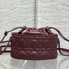 现货‼️ Dior Travel抽绳水桶包 软糯羊皮+菱格绗缝,温柔感直接拉满抽绳束口设计,小巧又能装 可调节斜挎肩带, 现货‼️ Dior Travel抽绳水桶包 软糯羊皮+菱格绗缝,温柔感直接拉满抽绳束口设计,小巧又能装 可调节斜挎肩带,