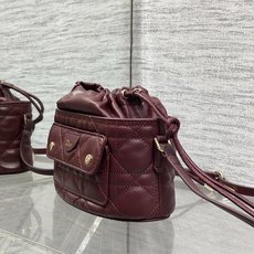 现货‼️ Dior Travel抽绳水桶包 软糯羊皮+菱格绗缝,温柔感直接拉满抽绳束口设计,小巧又能装 可调节斜挎肩带, 现货‼️ Dior Travel抽绳水桶包 软糯羊皮+菱格绗缝,温柔感直接拉满抽绳束口设计,小巧又能装 可调节斜挎肩带,