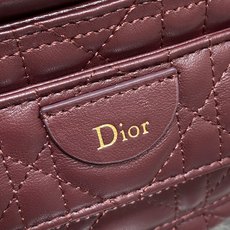 现货‼️ Dior Travel抽绳水桶包 软糯羊皮+菱格绗缝,温柔感直接拉满抽绳束口设计,小巧又能装 可调节斜挎肩带, 现货‼️ Dior Travel抽绳水桶包 软糯羊皮+菱格绗缝,温柔感直接拉满抽绳束口设计,小巧又能装 可调节斜挎肩带,