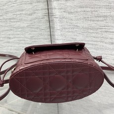 现货‼️ Dior Travel抽绳水桶包 软糯羊皮+菱格绗缝,温柔感直接拉满抽绳束口设计,小巧又能装 可调节斜挎肩带, 现货‼️ Dior Travel抽绳水桶包 软糯羊皮+菱格绗缝,温柔感直接拉满抽绳束口设计,小巧又能装 可调节斜挎肩带,