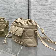 现货‼️ Dior Travel抽绳水桶包 软糯羊皮+菱格绗缝,温柔感直接拉满抽绳束口设计,小巧又能装 可调节斜挎肩带, 现货‼️ Dior Travel抽绳水桶包 软糯羊皮+菱格绗缝,温柔感直接拉满抽绳束口设计,小巧又能装 可调节斜挎肩带,