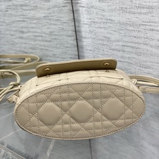 现货‼️ Dior Travel抽绳水桶包 软糯羊皮+菱格绗缝,温柔感直接拉满抽绳束口设计,小巧又能装 可调节斜挎肩带, 现货‼️ Dior Travel抽绳水桶包 软糯羊皮+菱格绗缝,温柔感直接拉满抽绳束口设计,小巧又能装 可调节斜挎肩带,