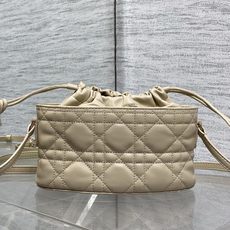 现货‼️ Dior Travel抽绳水桶包 软糯羊皮+菱格绗缝,温柔感直接拉满抽绳束口设计,小巧又能装 可调节斜挎肩带, 现货‼️ Dior Travel抽绳水桶包 软糯羊皮+菱格绗缝,温柔感直接拉满抽绳束口设计,小巧又能装 可调节斜挎肩带,
