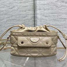 现货‼️ Dior Travel抽绳水桶包 软糯羊皮+菱格绗缝,温柔感直接拉满抽绳束口设计,小巧又能装 可调节斜挎肩带, 现货‼️ Dior Travel抽绳水桶包 软糯羊皮+菱格绗缝,温柔感直接拉满抽绳束口设计,小巧又能装 可调节斜挎肩带,