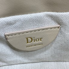 现货‼️ Dior Travel抽绳水桶包 软糯羊皮+菱格绗缝,温柔感直接拉满抽绳束口设计,小巧又能装 可调节斜挎肩带, 现货‼️ Dior Travel抽绳水桶包 软糯羊皮+菱格绗缝,温柔感直接拉满抽绳束口设计,小巧又能装 可调节斜挎肩带,