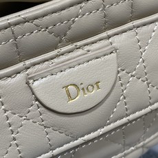 现货‼️ Dior Travel抽绳水桶包 软糯羊皮+菱格绗缝,温柔感直接拉满抽绳束口设计,小巧又能装 可调节斜挎肩带, 现货‼️ Dior Travel抽绳水桶包 软糯羊皮+菱格绗缝,温柔感直接拉满抽绳束口设计,小巧又能装 可调节斜挎肩带,