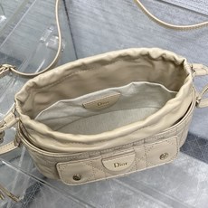现货‼️ Dior Travel抽绳水桶包 软糯羊皮+菱格绗缝,温柔感直接拉满抽绳束口设计,小巧又能装 可调节斜挎肩带, 现货‼️ Dior Travel抽绳水桶包 软糯羊皮+菱格绗缝,温柔感直接拉满抽绳束口设计,小巧又能装 可调节斜挎肩带,