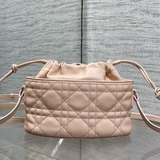 现货‼️ Dior Travel抽绳水桶包 软糯羊皮+菱格绗缝,温柔感直接拉满抽绳束口设计,小巧又能装 可调节斜挎肩带, 现货‼️ Dior Travel抽绳水桶包 软糯羊皮+菱格绗缝,温柔感直接拉满抽绳束口设计,小巧又能装 可调节斜挎肩带,