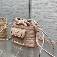 现货‼️ Dior Travel抽绳水桶包 软糯羊皮+菱格绗缝,温柔感直接拉满抽绳束口设计,小巧又能装 可调节斜挎肩带, 现货‼️ Dior Travel抽绳水桶包 软糯羊皮+菱格绗缝,温柔感直接拉满抽绳束口设计,小巧又能装 可调节斜挎肩带,
