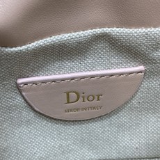 现货‼️ Dior Travel抽绳水桶包 软糯羊皮+菱格绗缝,温柔感直接拉满抽绳束口设计,小巧又能装 可调节斜挎肩带, 现货‼️ Dior Travel抽绳水桶包 软糯羊皮+菱格绗缝,温柔感直接拉满抽绳束口设计,小巧又能装 可调节斜挎肩带,