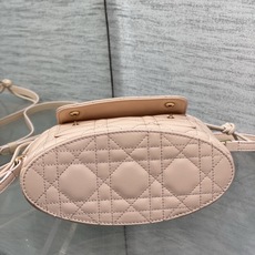 现货‼️ Dior Travel抽绳水桶包 软糯羊皮+菱格绗缝,温柔感直接拉满抽绳束口设计,小巧又能装 可调节斜挎肩带, 现货‼️ Dior Travel抽绳水桶包 软糯羊皮+菱格绗缝,温柔感直接拉满抽绳束口设计,小巧又能装 可调节斜挎肩带,