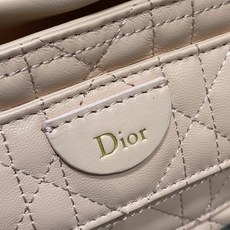 现货‼️ Dior Travel抽绳水桶包 软糯羊皮+菱格绗缝,温柔感直接拉满抽绳束口设计,小巧又能装 可调节斜挎肩带, 现货‼️ Dior Travel抽绳水桶包 软糯羊皮+菱格绗缝,温柔感直接拉满抽绳束口设计,小巧又能装 可调节斜挎肩带,