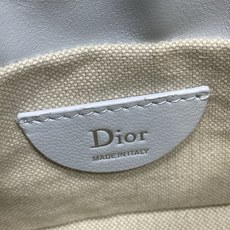 现货‼️ Dior Travel抽绳水桶包 软糯羊皮+菱格绗缝,温柔感直接拉满抽绳束口设计,小巧又能装 可调节斜挎肩带, 现货‼️ Dior Travel抽绳水桶包 软糯羊皮+菱格绗缝,温柔感直接拉满抽绳束口设计,小巧又能装 可调节斜挎肩带,