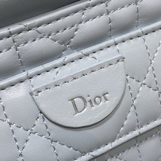现货‼️ Dior Travel抽绳水桶包 软糯羊皮+菱格绗缝,温柔感直接拉满抽绳束口设计,小巧又能装 可调节斜挎肩带, 现货‼️ Dior Travel抽绳水桶包 软糯羊皮+菱格绗缝,温柔感直接拉满抽绳束口设计,小巧又能装 可调节斜挎肩带,