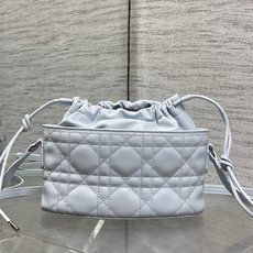 现货‼️ Dior Travel抽绳水桶包 软糯羊皮+菱格绗缝,温柔感直接拉满抽绳束口设计,小巧又能装 可调节斜挎肩带, 现货‼️ Dior Travel抽绳水桶包 软糯羊皮+菱格绗缝,温柔感直接拉满抽绳束口设计,小巧又能装 可调节斜挎肩带,
