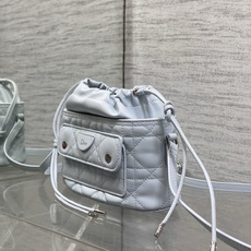 现货‼️ Dior Travel抽绳水桶包 软糯羊皮+菱格绗缝,温柔感直接拉满抽绳束口设计,小巧又能装 可调节斜挎肩带, 现货‼️ Dior Travel抽绳水桶包 软糯羊皮+菱格绗缝,温柔感直接拉满抽绳束口设计,小巧又能装 可调节斜挎肩带,