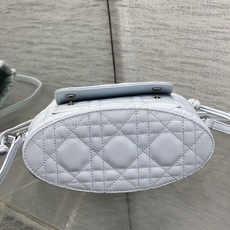 现货‼️ Dior Travel抽绳水桶包 软糯羊皮+菱格绗缝,温柔感直接拉满抽绳束口设计,小巧又能装 可调节斜挎肩带, 现货‼️ Dior Travel抽绳水桶包 软糯羊皮+菱格绗缝,温柔感直接拉满抽绳束口设计,小巧又能装 可调节斜挎肩带,