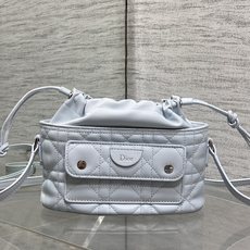 现货‼️ Dior Travel抽绳水桶包 软糯羊皮+菱格绗缝,温柔感直接拉满抽绳束口设计,小巧又能装 可调节斜挎肩带, 现货‼️ Dior Travel抽绳水桶包 软糯羊皮+菱格绗缝,温柔感直接拉满抽绳束口设计,小巧又能装 可调节斜挎肩带,