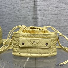 现货‼️ Dior Travel抽绳水桶包 软糯羊皮+菱格绗缝,温柔感直接拉满抽绳束口设计,小巧又能装 可调节斜挎肩带, 现货‼️ Dior Travel抽绳水桶包 软糯羊皮+菱格绗缝,温柔感直接拉满抽绳束口设计,小巧又能装 可调节斜挎肩带,