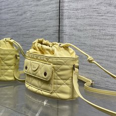 现货‼️ Dior Travel抽绳水桶包 软糯羊皮+菱格绗缝,温柔感直接拉满抽绳束口设计,小巧又能装 可调节斜挎肩带, 现货‼️ Dior Travel抽绳水桶包 软糯羊皮+菱格绗缝,温柔感直接拉满抽绳束口设计,小巧又能装 可调节斜挎肩带,