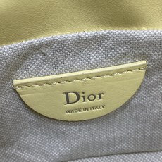 现货‼️ Dior Travel抽绳水桶包 软糯羊皮+菱格绗缝,温柔感直接拉满抽绳束口设计,小巧又能装 可调节斜挎肩带, 现货‼️ Dior Travel抽绳水桶包 软糯羊皮+菱格绗缝,温柔感直接拉满抽绳束口设计,小巧又能装 可调节斜挎肩带,