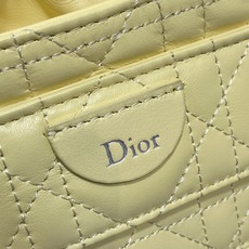 现货‼️ Dior Travel抽绳水桶包 软糯羊皮+菱格绗缝,温柔感直接拉满抽绳束口设计,小巧又能装 可调节斜挎肩带, 现货‼️ Dior Travel抽绳水桶包 软糯羊皮+菱格绗缝,温柔感直接拉满抽绳束口设计,小巧又能装 可调节斜挎肩带,