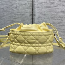 现货‼️ Dior Travel抽绳水桶包 软糯羊皮+菱格绗缝,温柔感直接拉满抽绳束口设计,小巧又能装 可调节斜挎肩带, 现货‼️ Dior Travel抽绳水桶包 软糯羊皮+菱格绗缝,温柔感直接拉满抽绳束口设计,小巧又能装 可调节斜挎肩带,